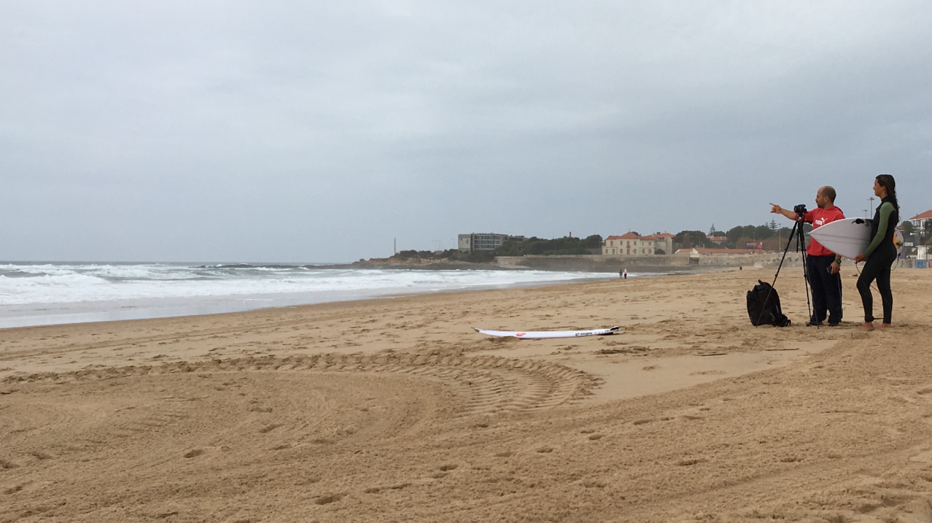 João Moisés a treinar uma atleta de Surf